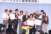 「第22回 東京スポーツ映画大賞」の「第13回 ビートたけしのエンターテインメント賞」日本芸能賞記念撮影の一場面。中央で写真を撮っているのは林家パー子。