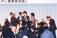 最後の全員集合写真セッティング中の1コマ。たけしがハマカーンとアルコ＆ピースに声をかけており、この後たけしの言葉に2組は爆笑していた。