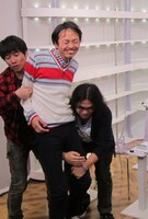 ダメな人第1位で羽交い絞めにされる田中。