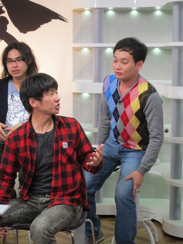 セリフを飛ばしたことについてダメ出し合いをする高橋と野田。