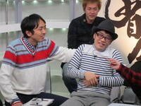 鈴木の首根っこを摑まえてダメ出しする田中。