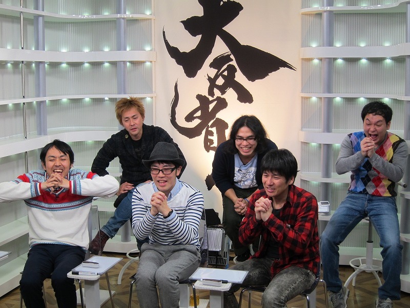 祈るように投票結果を待つ、田中が考え中メンバーたち。