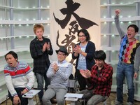 NOTTV「アンガールズ田中の“田中が考え中TV”」に出演した、アンガールズ田中（前列左）。ダメな人第1位で大いに怒っている。