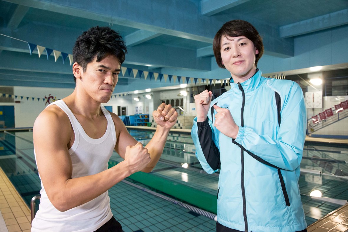 「100mメドレー対決」を繰り広げる、武井壮（左）と萩原智子（右）。(c)BeeTV