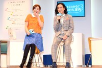 「『よく分かる！ほけん案内』新CM発表会」に登場したピース又吉（右）と仲里依紗（左）。新CMで夫婦役を演じた。