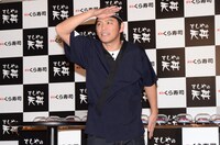 ハイテンションで「くら寿司 岡田店」の臨時オープンを「開店ガラガラ！」と告げた岡田。