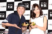 ますだおかだ岡田（左）と吉木りさ（右）。