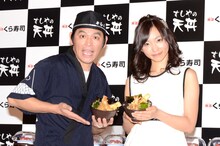ますだおかだ岡田（左）と吉木りさ（右）。