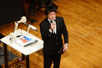 「スタモン」MCの南海キャンディーズ山里。