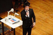 「スタモン」MCの南海キャンディーズ山里。