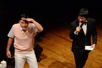 「アパー」を披露するオードリー春日（左）と、山里（右）。