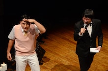 「アパー」を披露するオードリー春日（左）と、山里（右）。