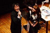 プー・ルイ（右）に抱きつかれたりもしながらメロメロの様子を見せた山里（左）。