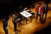 ライバル意識を剥き出しにする、しずる（左）とうしろシティ（右）。