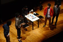 ライバル意識を剥き出しにする、しずる（左）とうしろシティ（右）。