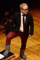 「頭からきなこをかぶった」という金髪と、ブーツインの装いで登場したバッファロー吾郎A。