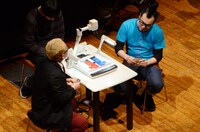 バッファロー吾郎A（左）とせきしろ（右）。バトルはもちろん、本筋以外の度重なる悪ふざけでも客席を笑いの渦に巻き込んだ。