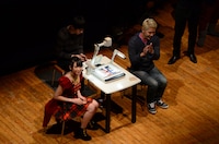 ライブイベント「スター妄想カードバトル スタモン」の第5戦で、ロンドンブーツ1号2号・田村亮（右）に勝利した℃-uteの中島早貴（左）。