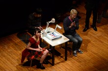 ライブイベント「スター妄想カードバトル スタモン」の第5戦で、ロンドンブーツ1号2号・田村亮（右）に勝利した℃-uteの中島早貴（左）。