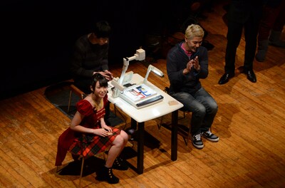 ライブイベント「スター妄想カードバトル スタモン」の第5戦で、ロンドンブーツ1号2号・田村亮（右）に勝利した℃-uteの中島早貴（左）。