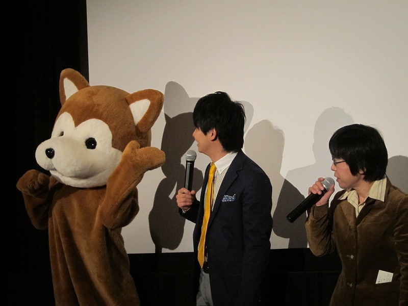 観客に愛想をふりまく着ぐるみのイチ。