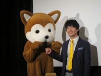 マイクを向けられ、小さい声で「ワン」と鳴くイチ。