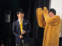 カメラを向けられ「写真はやめて！」と逃げる春日。