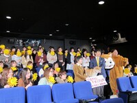 ひまわりを持った観客との記念撮影。