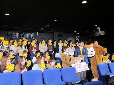 ひまわりを持った観客との記念撮影。