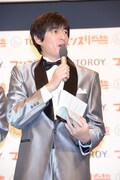 「2位のロザンを大きく引き離して、“会社の犬芸人”7年連続1位です」と自己紹介した博多大吉。