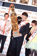 トロフィーを手にする「男前」1位の綾部（中央）。
