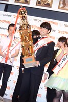 トロフィーを手にする「男前」1位の綾部（中央）。
