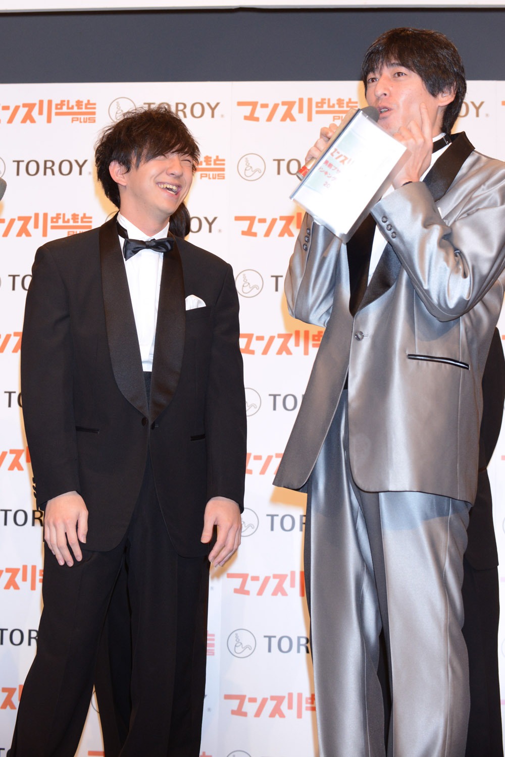 ファンからの投票コメントでパンサー向井（左）がチャームポイントの頬のえくぼについて触れられると、博多華丸も相方・大吉（右）のえくぼに言及。