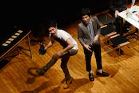 客席へ自身のシャツを2度にわたって豪快に投げ入れるしずる池田（左）。しかし特に客席の誰からも欲されることなく、自ら速やかに回収していた。