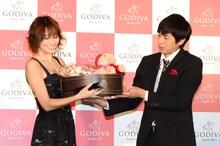米倉涼子（左）にチョコレートセットをプレゼントするチュートリアル徳井（右）。