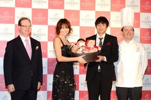 （左から）ゴディバ・ジャパン社長、米倉涼子、チュートリアル徳井、ゴディバ・ジャパンのシェフ。