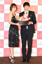 米倉涼子（左）とチュートリアル徳井（右）。