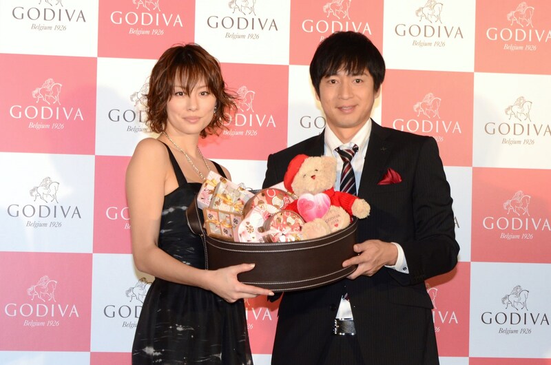 チョコレートブランド・ゴディバによるホワイトデーのイベント「GODIVA White Day 2013 ～ Hunter of Love」に登場した米倉涼子（左）と、チュートリアル徳井（右）。