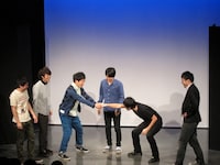 うしろシティのネタの一部を再現してみせる篠宮。