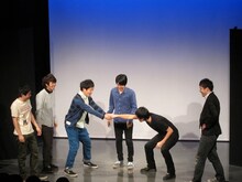 うしろシティのネタの一部を再現してみせる篠宮。