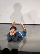 DVD「cafeと喫茶店」の特典のブロマイドを再現する金子。