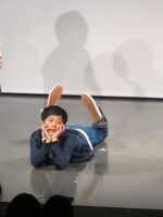 DVD「cafeと喫茶店」の特典のブロマイドを再現する金子。