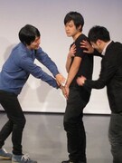 ありもしないブロマイドのポーズを決めようとする篠宮。