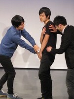 ありもしないブロマイドのポーズを決めようとする篠宮。