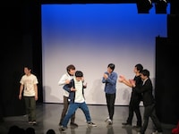 オジンオズボーン、うしろシティ、さらば青春の光の3組によるDVD発売記念合同イベント。篠宮スタイルで金子（左から3番目）をフォローする東口（左から2番目）。