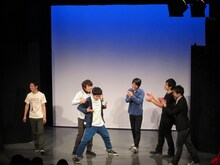 オジンオズボーン、うしろシティ、さらば青春の光の3組によるDVD発売記念合同イベント。篠宮スタイルで金子（左から3番目）をフォローする東口（左から2番目）。