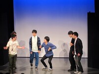 スベることを考え始めたメンバー。