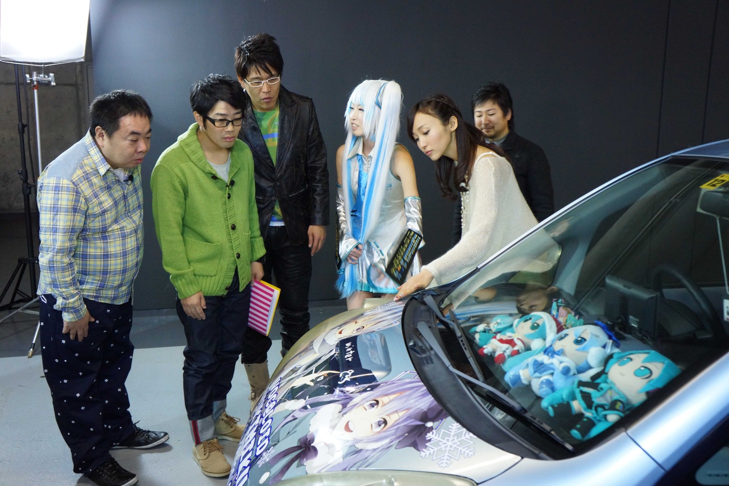 「アニメのキカク」の「－痛車大集合☆キカク PART2－」に出演する（左から）ドランクドラゴン、古坂大魔王と、吉木りさ（右から2人目）。(c)ひかりTV