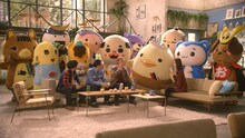 「だれとでも定額」の新CMのワンシーン。バナナマン、高田純次、佐々木希がゆるキャラたちとトークしている。