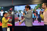 前回の「沖縄国際映画祭」の様子が映るスクリーンを前にトークが展開された。